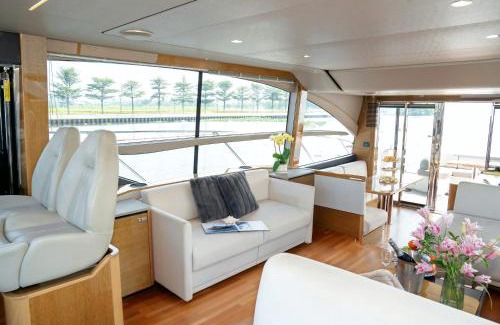 Linh Trung IEPZ Alquiler De Eote | Saigon Luxury Private Yacht Prestige 590 - Managed by Vietyacht Club