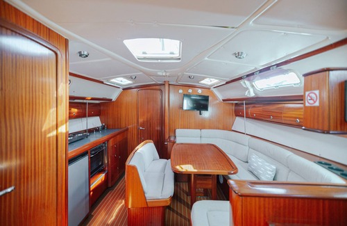 Albufeira Alquiler De Eote | Sail into Serenity: Discover Albufeira's Charm aboard Our Elegant Sailboat