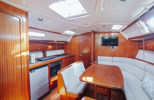 Albufeira Alquiler De Eote | Sail into Serenity: Discover Albufeira's Charm aboard Our Elegant Sailboat