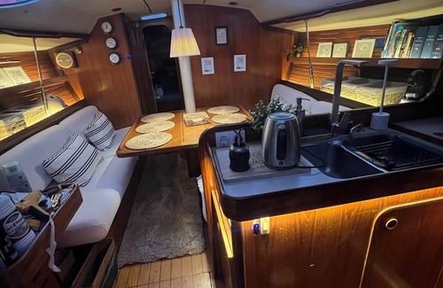 Mahón Alquiler De Eote | Velero amarrado en el exclusivo puerto de Mahon, ideal para parejas y amigos