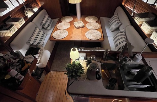 Mahón Alquiler De Eote | Velero amarrado en el exclusivo puerto de Mahon, ideal para parejas y amigos