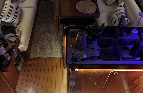 Mahón Alquiler De Eote | Velero amarrado en el exclusivo puerto de Mahon, ideal para parejas y amigos