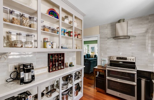 Marblehead Casa | Sailors Rest: Fabulous Yard, Near Beach, Town, & Bike Trail, Smart TV, Fast WiFi