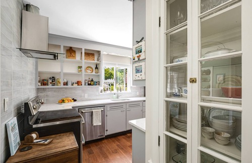 Marblehead Casa | Sailors Rest: Fabulous Yard, Near Beach, Town, & Bike Trail, Smart TV, Fast WiFi