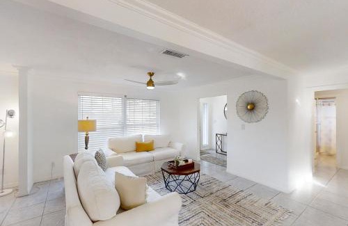 Dolphin's Cove Casa | Sails Away