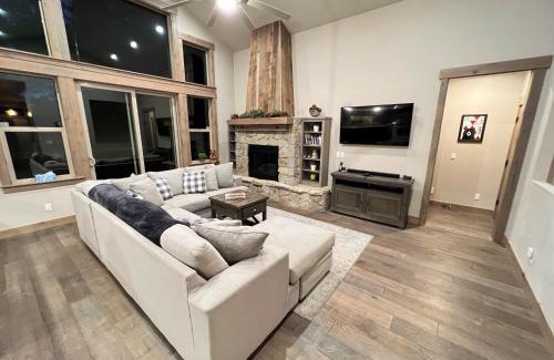 Truckee Casa | Saint Bernard - Luxurious Upscale Comfy Mountain Retreat Hot Tub Gas BBQ with Level 2 EV Connection