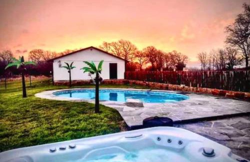 Myra Apartamento | Saint Jo Pool Hot Tub Great Views Near Winery
