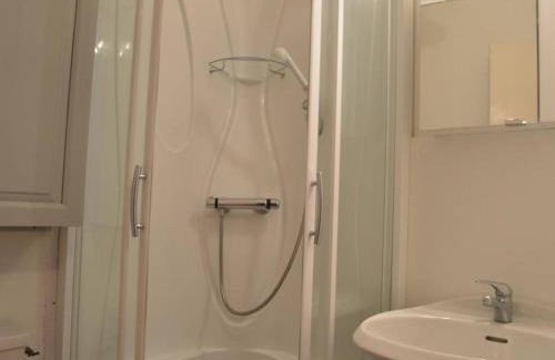 Sainte-Maxime Apartamento | Sainte-Maxime : Studio cabine avec piscine, parking, climatisation et terrasse - FR-1-226-294