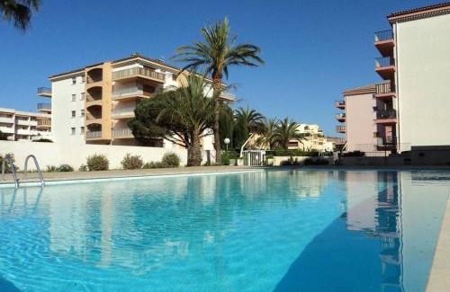 Sainte-Maxime Apartamento | Sainte-Maxime : Studio cabine avec piscine, parking, climatisation et terrasse - FR-1-226-294