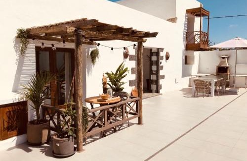 Tiagua Apartamento | Sala Botanica Studio - Shared Pool - Central Island Location - 10 mins drive to Famara and La Santa