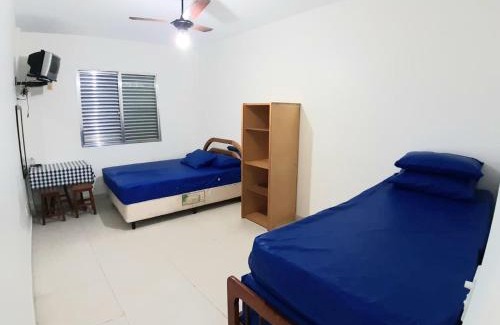 Aparecida Apartamento | Sala-living/1 quadra da praia