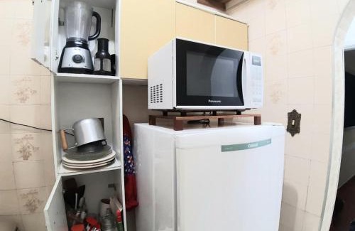 Aparecida Apartamento | Sala-living/1 quadra da praia