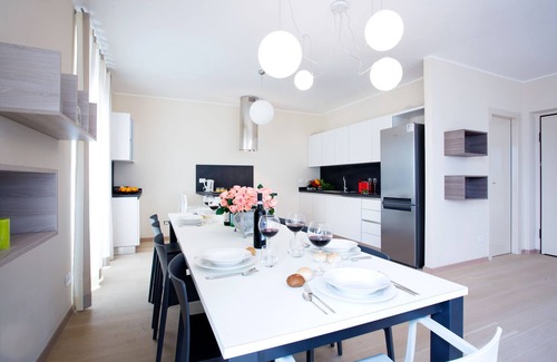 Sala Comacina Apartamento | Residencia de lujo con vista al lago para 10 personas con piscina cubierta, jacuzzi y sauna.