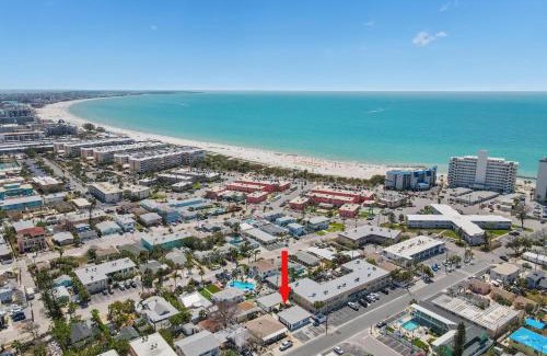 St. Pete Beach Apartamento | Sala Suite 5! Beach Getaway Deals in St Pete Beach & Pet Friendly!