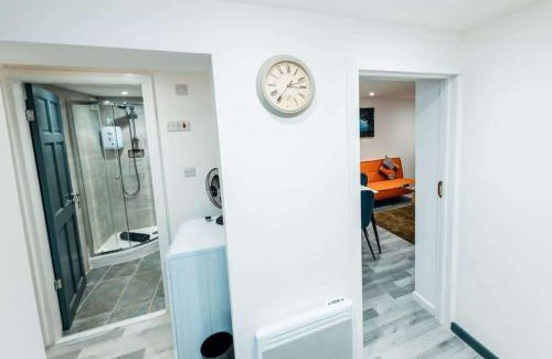 Trafford Apartamento | Sale 2-Bedroom Apt - Sleeps 5 - Free Parking