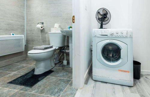 Trafford Apartamento | Sale 2-Bedroom Apt - Sleeps 5 - Free Parking