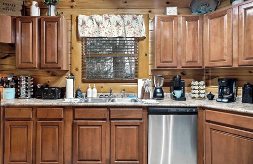 Cosby Cabina | PVT Heated Pool / Smokies Cabin / HotTub / FirePit / Theater RM / Family / Views