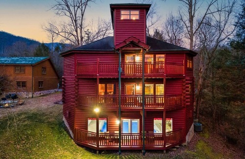 Cosby Cabina | PVT Heated Pool / Smokies Cabin / HotTub / FirePit / Theater RM / Family / Views