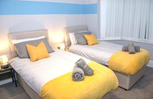 Bebington Casa | Salisbury - New 3br home, wifi, parking, sleeps 6, near Liverpool city centre