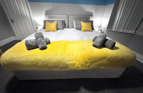 Bebington Casa | Salisbury - New 3br home, wifi, parking, sleeps 6, near Liverpool city centre