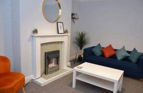 Bebington Casa | Salisbury - New 3br home, wifi, parking, sleeps 6, near Liverpool city centre