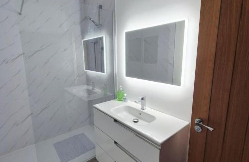 Coleraine Apartamento | Sally's at Number 73 with Private Sauna
