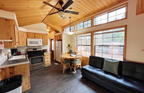 Woodland Park Casa | Sally's Cabin is a quaint two bedroom tiny home