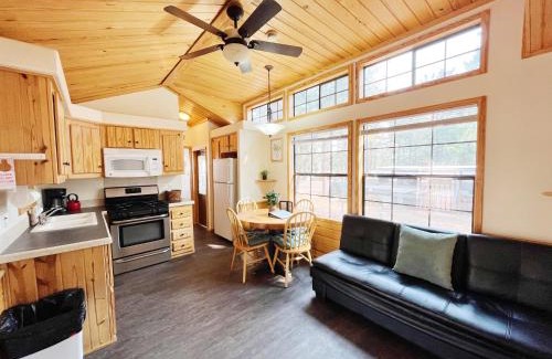 Woodland Park Casa | Sally's Cabin is a quaint two bedroom tiny home