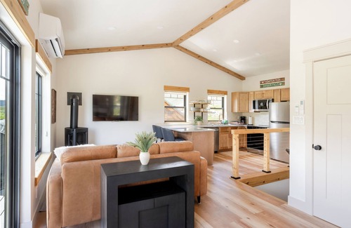 Stanley Apartamento | Salmon River Suite - Luxury Stay at River's Edge