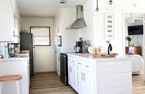 Bermuda Beach Casa | Salt Air Cottage: Beachfront Charming & Luxe home!