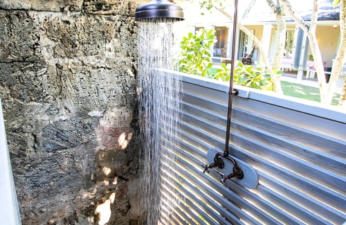 Dunmore Town Casa | Salt Box: an Enchanting Historical Property with a Pool