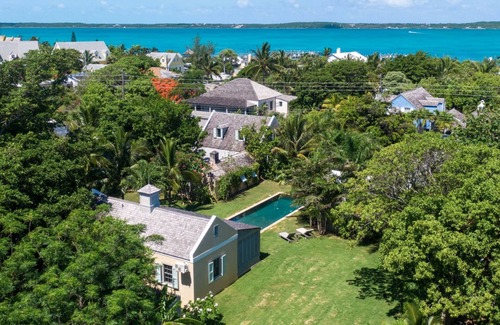 Dunmore Town Casa | Salt Box: an Enchanting Historical Property with a Pool