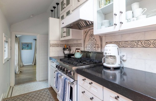Northeast Virginia Beach Cabaña | Salt Heir: North End vintage beach cottage only 1 block to beach & park!