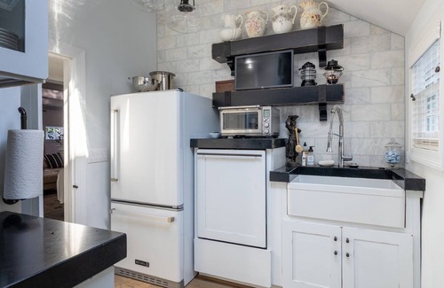 Northeast Virginia Beach Cabaña | Salt Heir: North End vintage beach cottage only 1 block to beach & park!