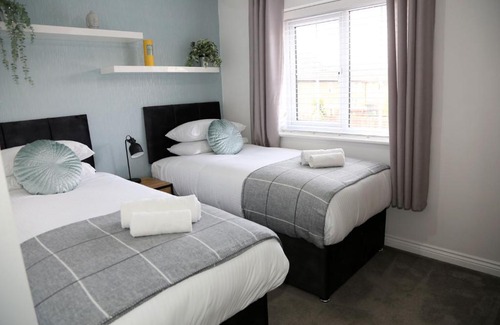 Ashby Woulds Casa | Modern coach-house with free Wi-fi and off-street parking