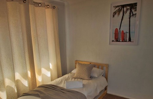Forresters Beach Casa | Saltwater at Forresters Beach. Family and Pet Friendly. Walk to the Beach.