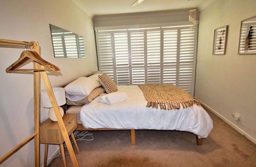Forresters Beach Casa | Saltwater at Forresters Beach. Family and Pet Friendly. Walk to the Beach.