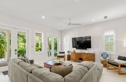 Longbeach Village Casa | Saltwater Pool and Spa, Private Guest Suite - Livin' La Vida Longboat