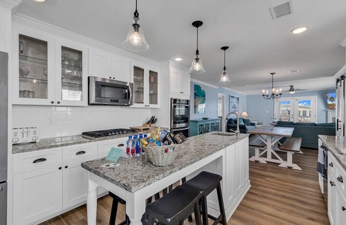 North Myrtle Beach Casa | Salty Beach: Walk2Beach*Bar*Dock+Kayaks*Fireplaces