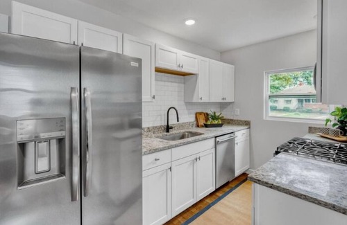 North Charleston Cabaña | Salty Bottom Bungalow. Chic Renovated 3-bed, 2-bath in the center of Charleston!