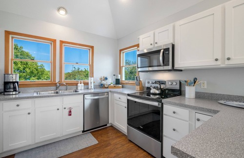 Duck Casa | Salty Breeze ~ Walk to Beach ~ Pool ~ Hot Tub ~ EV ~ 8-10 min walk to beach