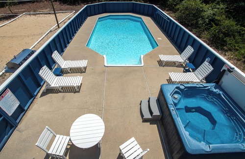 Duck Casa | Salty Breeze ~ Walk to Beach ~ Pool ~ Hot Tub ~ EV ~ 8-10 min walk to beach