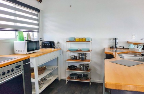 Pukehina Casa | "Salty Dog Beach Bach" is a comfortable and no-frills beachfront retreat.