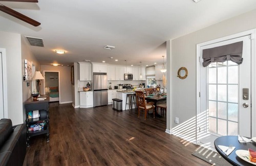 Villas Casa | Salty Pup. New, spacious, renovated house! PET FRIENDLY large fenced yard!