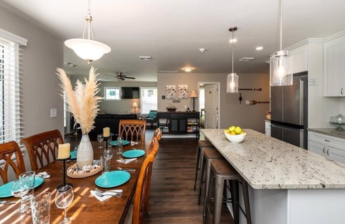 Villas Casa | Salty Pup. New, spacious, renovated house! PET FRIENDLY large fenced yard!