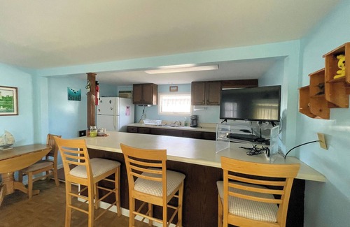 Chincoteague Cabaña | Salty Sailor - 2BR , close to Memorial Park Pet friendly LINENS AND TOWELS