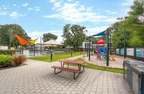 Broadwater Casa | Salty Sands 2BR Cottage Walk to the Beach