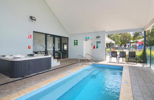 Broadwater Casa | Salty Sands 2BR Cottage Walk to the Beach