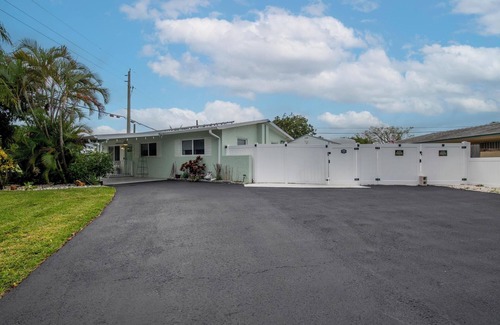 Jupiter Casa | Salty Sea Home Jupiter/Tequesta! 4-bedroom 2-bath fully furnished home, sleep 8.