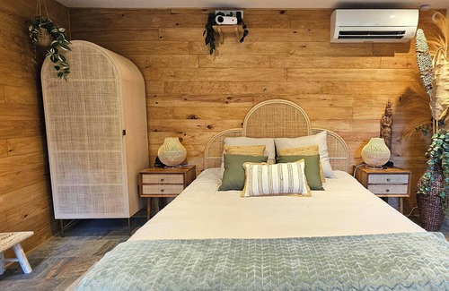 Toulon Cama Y Desayuno | Samadhi, gîte with garden, air conditioning, jacuzzi, private parking, pets welcome